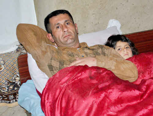 Житель Масаллинского района Азербайджана, участвующий в акции протеста "Голодовка в каждом доме".  Азербайджан, 18 декабря 2011 г. Фото ИА "Туран"