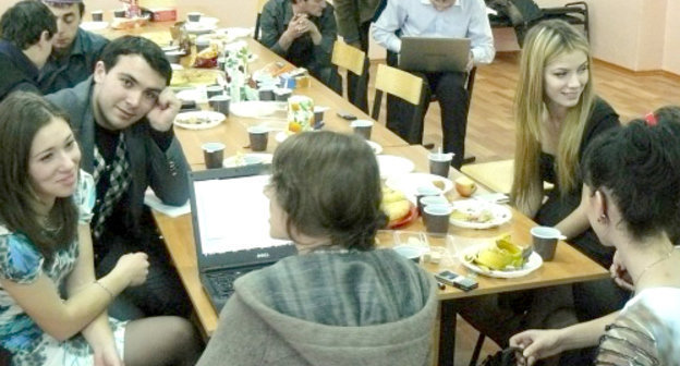 Встреча участников школы межкультурного взаимодействия в центре содействия малому бизнесу в поселке Куртат Пригородного района Северной Осетии. 18 октября 2010 г. Фото: http://pyxc.ru