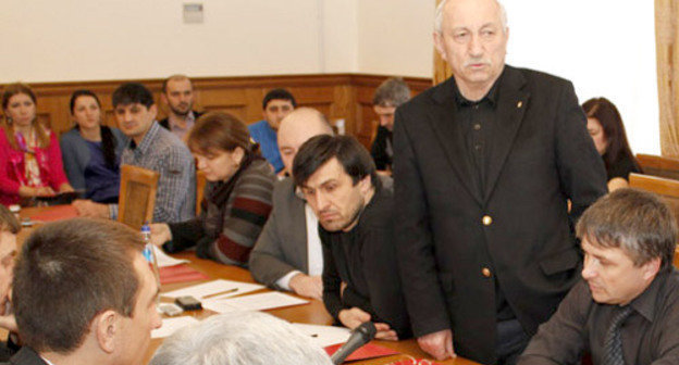 Председатель Союза журналистов РД Али Камалов выступает перед членами парламентской комиссии по расследованию убийства учредителя газеты "Черновик" Хаджимурада Камалова. Махачкала, 21 декабря 2011 г. Фото пресс-службы Народного собрания Республики Дагестан