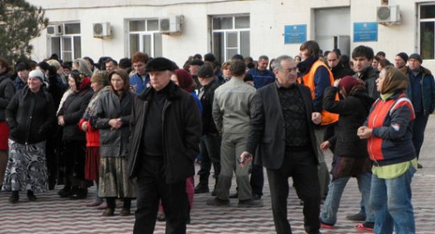 Акция протеста сотрудников ОАО «Авиалинии Дагестана» 15 декабря. Фото Вефадера Меликова, riadagestan.ru
