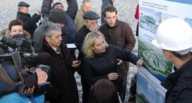 Начальник управления по связям с общественностью ГК "Олимпстрой" Алиса Симоньян рассказывает участникам пресс-тура об олимпийском парке. Сочи. Фото Олега Чалого для "Кавказского узла"