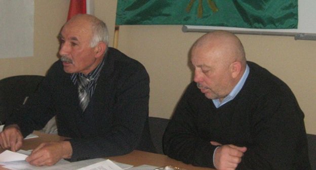Руководитель ОД "Адыгэ Хасэ-Черкесский Парламент" КЧР Мухамед Черкесов и председатель исполкома ОД "Адыгэ Хасэ-Черкесский Парламент" Адыгеи Арамбий Хапай на экстренном заседании Совета черкесских организаций РФ. Черкесск, 29 декабря 2011 года. Фото Аси Капаевой для "Кавказского узла"