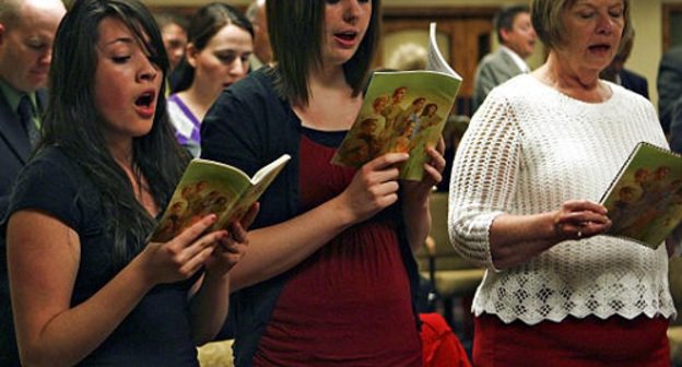Свидетели Иеговы на религиозном собрании. Фото Майкла Брэнди, www.deseretnews.com