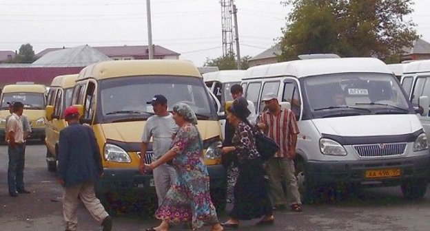 Маршрутки, которые составляют большую часть общественного транспорта в Грозном, на площади Минутка. Чечня. Сентябрь 2010 года. Фото: http://antinormanist.livejournal.com