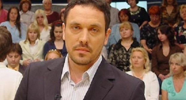Журналист Максим Шевченко в студии телепрограммы "Судите сами". Фото пресс-службы Первого канала
