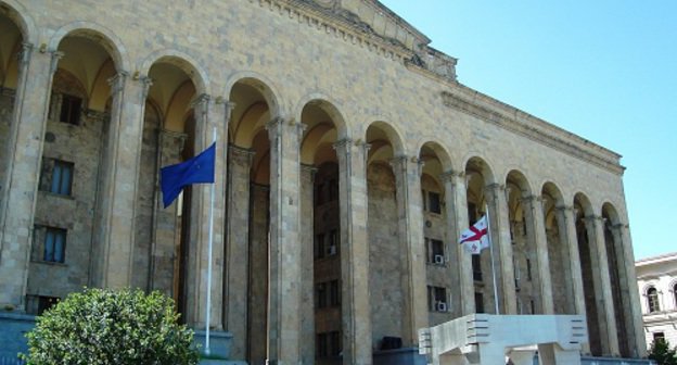 Здание парламента Грузии на проспекте Руставели в Тбилиси, 2006 год. Фото I. Kober, wikipedia.org