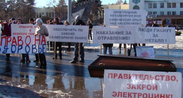 Пикет против деятельности завода "Электроцинк". Владикавказ, 5 января 2012 года. Фото Хетага Хутинаева, tagaur.livejournal.com