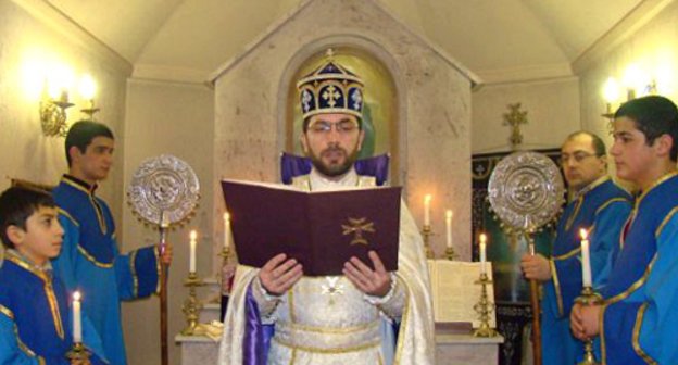 Торжественное богослужение, посвященное празднику Богоявления в армянской церкви "Сурб Геворг" в Волгограде. 6 января 2011 г. Фото: http://armenianchurch.ru