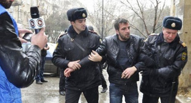 Азербайджан, Баку, 30 декабря 2011 г. Полиция задерживает участника акции протеста против политики председателя Верховного совета Нахичеванской автономной республики Васифа Талыбова. Фото: irfs.az