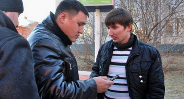 Сотрудники полиции в штатском задерживают журналиста Александра Кирпиченко после митинга "За честные выборы". Астрахань, 24 декабря 2011 г. Фото Сергея Кожанова, http://sergeykozhanov.livejournal.com
