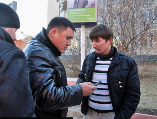 Сотрудники полиции в штатском задерживают журналиста Александра Кирпиченко после митинга "За честные выборы". Астрахань, 24 декабря 2011 г. Фото Сергея Кожанова, http://sergeykozhanov.livejournal.com Сотрудники полиции в штатском задерживают журналиста Александра Кирпиченко после митинга "За честные выборы". Астрахань, 24 декабря 2011 г. Фото Сергея Кожанова, http://sergeykozhanov.livejournal.com