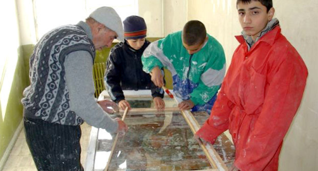 Утепление окон в спецшколе №18. Армения, Ереван, ноябрь 2010 г. Фото: www.spareworld.org