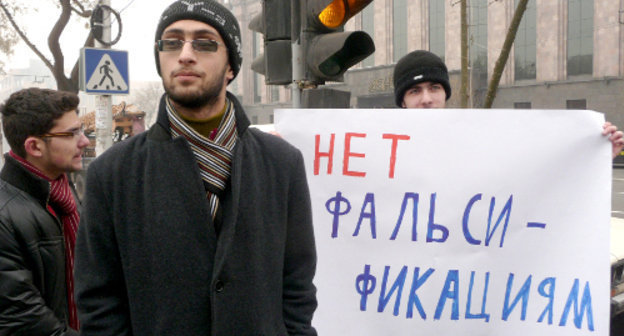 Акция протеста против фальсификаций выборов и "партии жуликов и воров’’ перед посольством России в Армении. Ереван, 24 декабря 2011 г. Фото Армине Мартиросян для "Кавказского узла"