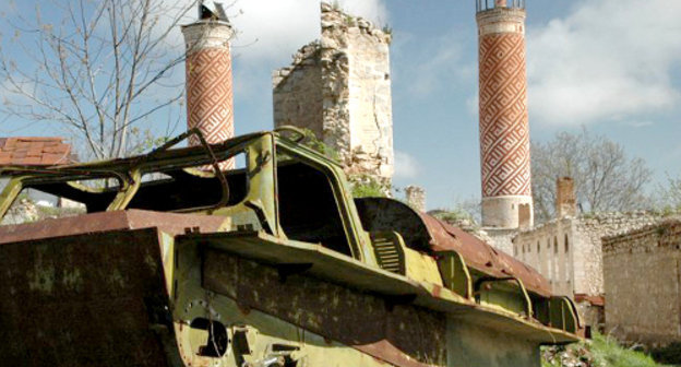 Остов бронетранспортёра на фоне руин в Шуши. Нагорный Карабах, 2011 г. Фото: asketic-travel.livejournal.com
