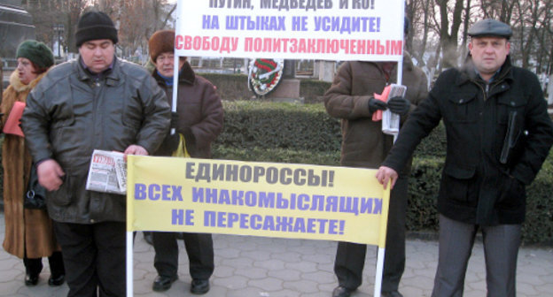 Пикет в защиту арестованного журналиста Александра Толмачева. Ростовская область, город Новочеркасск, 26 декабря 2011 г. Фото Олеси Диановой для "Кавказского узла"