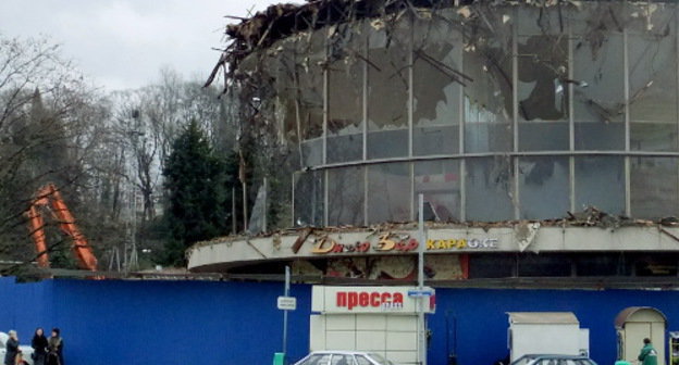 Снос здания "Круглых касс" в Сочи. 14 января 2012 г. Фото Светланы Кравченко для "Кавказского узла"
