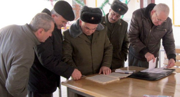 Руководитель отдела по квартирным вопросам  АО НКР  Вачаган Степанян вручает  военнослужащим ордера на новые квартиры в жилом квартале «Арцах».  Нагорный Карабах, город Степанакерт, 4 января 2012 г.