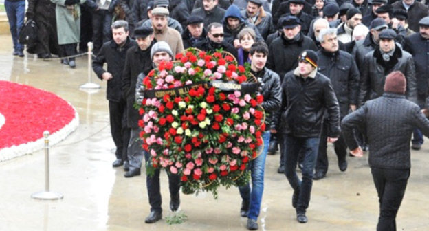 Бакинцы на Аллее шехидов в 22 годовщину ввода советских войск в Баку. 20 января 2012 г. Фото: irfs.az