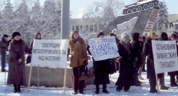 Участники митинга с требованием закрыть завод "Электроцинк". Владикавказ, 21 января 2011 г. Фото Эммы Марзоевой для "Кавказского узла"