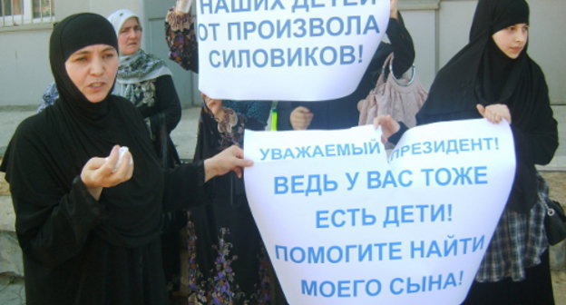Дагестан, Махачкала, 6 июля 2011 г. Митинг с участием родственников Шамиля Джаватова. Фото Ахмеда Магомедова для "Кавказского узла"