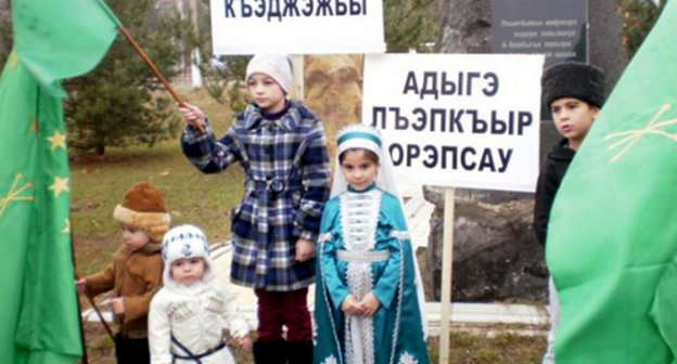 Акция в знак поддержки черкесов Сирии в центральном сквере аула Тахтамукай  у мемориала «Защитникам Черкесии». Адыгея, 30  декабря 2011 г. Фото: www.elot.ru
