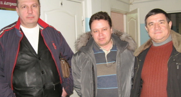 Журналисты Олег Теплищев, Вячеслав Ященко и  представитель партии "Справедливая Россия" Евгений Дунаев. Астрахань, 24 декабря 2012 г. Фото Елены Гребенюк для "Кавказского узла"
