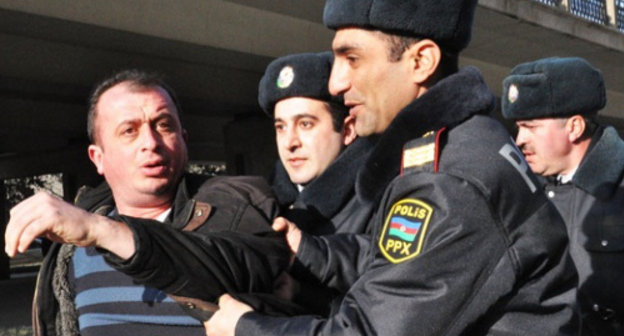 Полиция разгоняет несанкционированную акцию протеста таксистов перед зданием Министерства транспорта Азербайджана. Баку, 16 января 2012 г. Фото: www.irfs.az