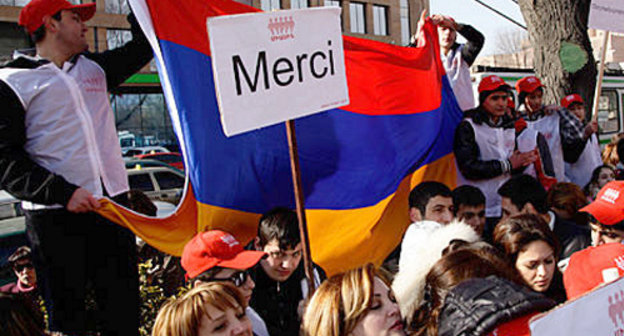 Акция "Мерси" у здания посольства Франции в Ереване в знак благодарности за принятие во Франции законопроекта, криминализируещего отрицание геноцидов. Фото: © PanARMENIAN Photo / Tigran Mehrabyan