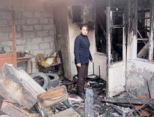 Армения, Ереван, 2011 г. В одном из домов по улице Корюна, 23, пострадавшем от пожара в ноябре 2010 г. Фото Марине Караханян, "Собеседник Армении", №47(210) за декабрь 2011 г., http://www.sobesednik.am Армения, Ереван, 2011 г. В одном из домов по улице Корюна, 23, пострадавшем от пожара в ноябре 2010 г. Фото Марине Караханян, "Собеседник Армении", №47(210) за декабрь 2011 г., http://www.sobesednik.am