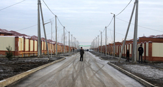 Въезд в новый поселок для переселения жителей оползневой зоны. Ингушетия, поселение Нижние Ачалуки, декабрь 2011 г. Фото Вахи Белхароева для "Кавказского узла"