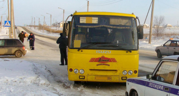 Экипаж ДПС на месте дорожно-траспортного происшествия в Невинномысске. Ставропольский край, 25 января 2012 г. Фото отдела пропаганды безопасности дорожного движения УГИБДД ГУ МВД России по Ставропольскому краю