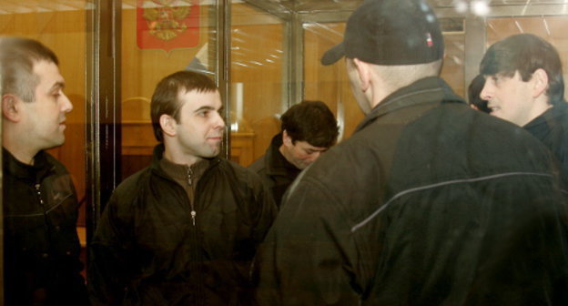 Подозреваемые в  подрыве "Невского экспресса" перед началом судебного заседания в Тверском областном суде. 27 января 2012 г. Фото Татьяны Гантимуровой для "Кавказского узла"
