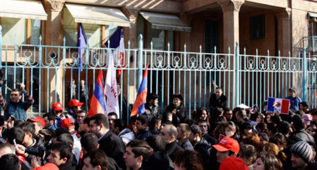 Участники акции "Мерси" в знак признательности правительству Франции за принятие законопроекта о криминализации отрицания геноцида армян у здания французского посольства в Ереване. 24 января 2012 г. Фото: © PanARMENIAN Photo / Tigran Mehrabyan