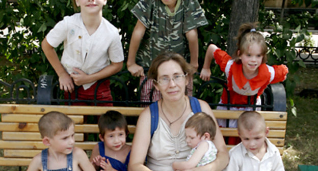 Вера Дробинская со своими подопечными. 2007 г. Фото Екатерины Степановой, журнал "Нескучный сад", www.nsad.ru