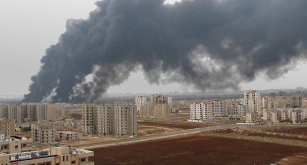 Пожар на взорванном нефтепроводе в Хомсе, Сирия, 8 декабря 2011 г. Фото: Сирийское арабское информационное агентство (САНА)