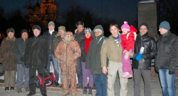 Акция защитников 31-й статьи Конституции РФ у памятника Борцам за установление советской власти в Братском саду в Астрахани. 31 января 2012 г. Фото Сергея Кожанова