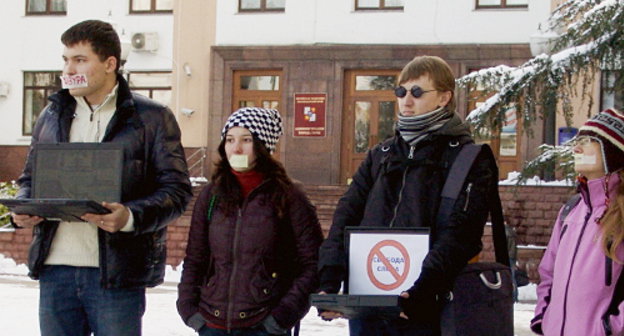 Участники акции протеста сочинских блогеров и гражданских активистов в связи с DDos-атаками на местные гражданские интернет-ресурсы. Сочи, 2 февраля 2012 г. Фото Семена Симонова для "Кавказского узла"