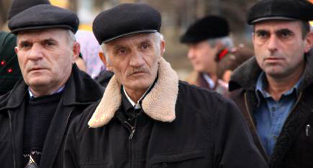 Жители селения Храх-Уба на митинге 8 февраля 2011 г. в Махачкале. Фото Анвара Курбанмагомедова, http://xpax.info
