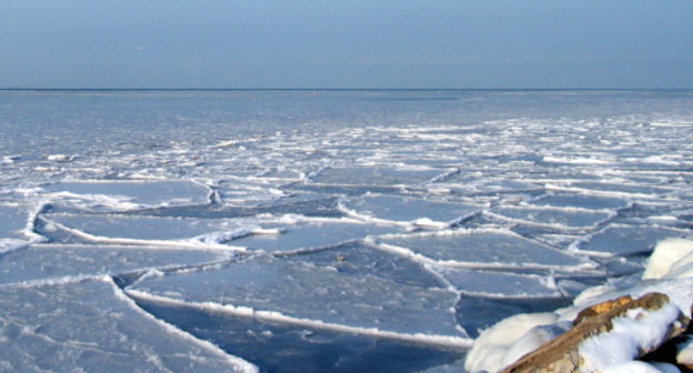 Замерзшее Каспийское море у городского пляжа Махачкалы. 30 января 2012 г. Фото: aminyuta.livejournal.com