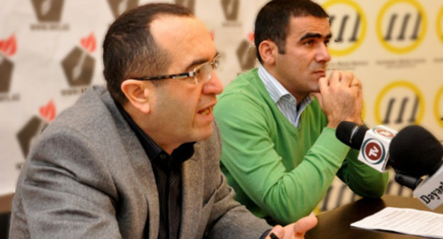 Директор Института прав медиа (ИПМ) Рашид Гаджилы (слева) на презентации годового отчета ИПМ, касающегося нарушения свободы выражений, в том числе в интернете. Азербайджан, Баку, 23 декабря 2011 г. Фото: irfs.az