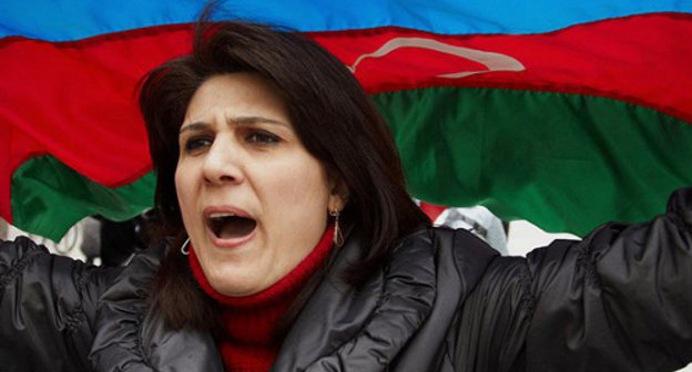 Участница митинга протеста, организованного ГДДОП на Площади фонтанов в Баку 2 апреля 2011 г. Фото ИА "Туран"