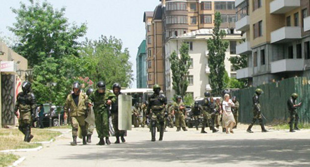 Отряд полиции специального назначения. Махачкала, 2011 г. Фото Закира Магомедова, zakir05.livejournal.com