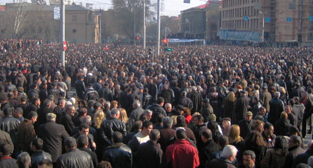 Ереван, площадь Свободы, 1 марта 2008 г. Протестующие против нарушений во время президентских выборов в Армении. Фото Serouj, commons.wikimedia.org