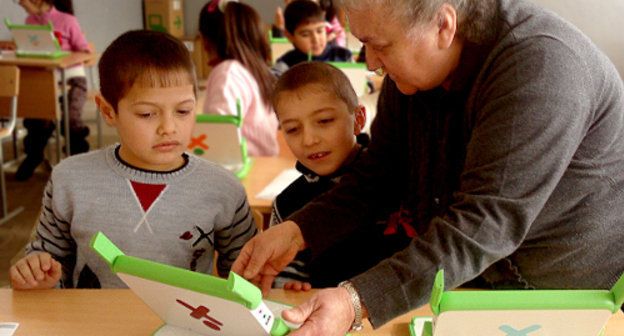 Нагорный Карабах, Степанакерт, школа №10, 9 февраля 2012 года. Ученики второго класса знакомятся с новыми ноутбуками, специально разработанными для реализации учебных программ. Фото Алвард Григорян для "Кавказского узла"