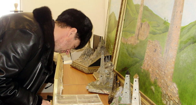 Ингушетия, Магас, 7 февраля 2012 г. Посетитель изучает каталог экспонатов на выставке декоративно-прикладного искусства. Фото Малики Бацаевой для "Кавказского узла"