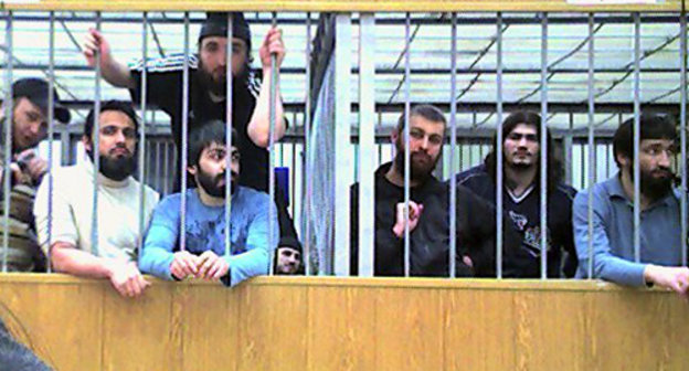  Подсудимые по делу о нападении на Нальчик 13 октября 2005 г. во время одного из судебных заседаний. Кабардино-Балкария, Нальчик, 2011 г. Фото предоставлено членом комитета «Матери Кабардино-Балкарии в защиту прав и свобод граждан»  Марьям Ахметовой.

