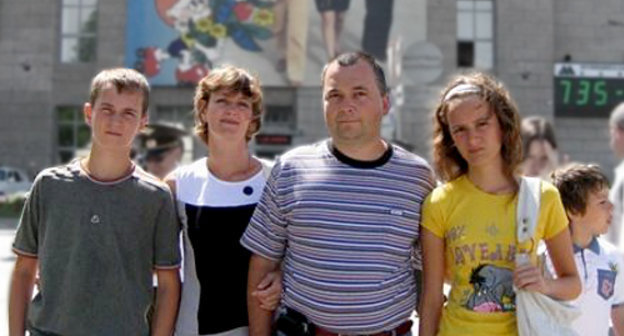 Полад Касымов с семьей в Новосибирске, 2008 г. Фото с личной страницы Полада в социальной сети "Одноклассники.ру"