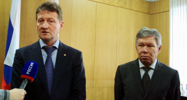 Северная Осетия, Владикавказ, 15 февраля 2012 г. Генеральный директор УГМК "Электроцинк" Андрей Козицын и председатель правительства Северной Осетии Николай Хлынцов отвечают на вопросы журналистов на совещании по вопросам экологической безопасности завода "Электроцинк". Фото Эммы Марзоевой для "Кавказского узла"