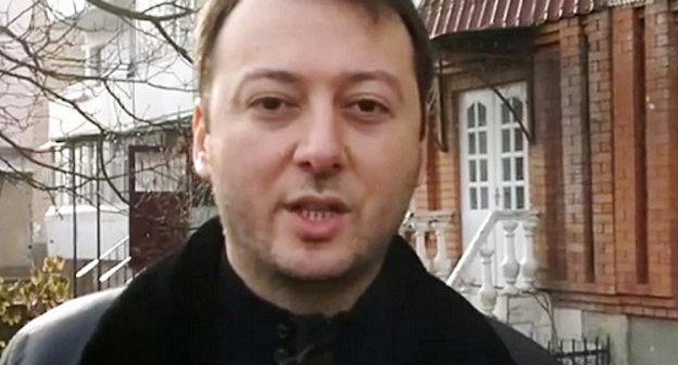 Магомед Хазбиев у здания шариатского суда Ингушетии. Магас, 20 декабря 2011 г. Фото: ingushetiyaru.org