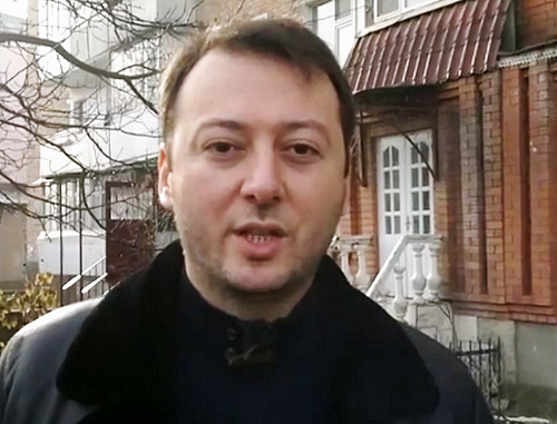 Магомед Хазбиев у здания шариатского суда Ингушетии. Магас, 20 декабря 2011 г. Фото: ingushetiyaru.org Магомед Хазбиев у здания шариатского суда Ингушетии. Магас, 20 декабря 2011 г. Фото: ingushetiyaru.org